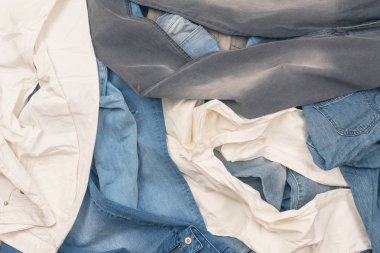 Yere serpişen bir sürü farklı kot var. Kavram.