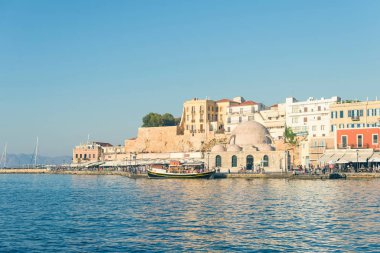 Girit, Yunanistan - 07 Aralık 2018: Eski Venedik limanındaki renkli Akdeniz caddesinin manzarası Chania kasabası. 