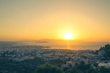 Gün batımında chania şehir ve deniz arka plan havadan görünümü. Girit adası, Yunanistan 
