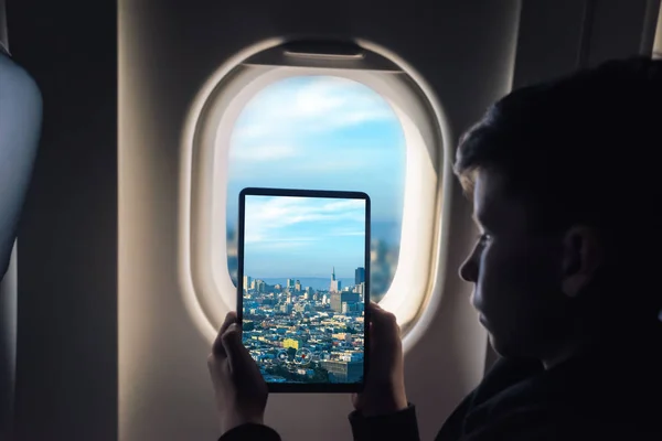 Kaukasiska Pojke Använder Tablet Bild Genom Flygplan Fönster San Francisco — Stockfoto