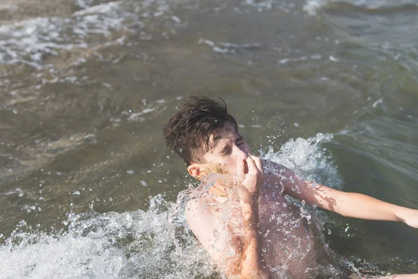 Teen Boy Nuotare Nell Onda Del Mare Nelle Località Tropicali — Foto Stock