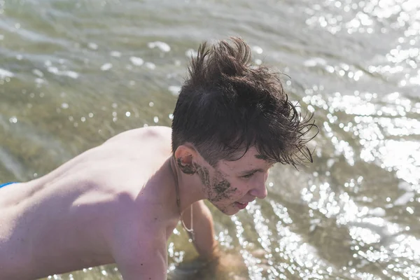 Teen Boy Nuotare Nell Onda Del Mare Nelle Località Tropicali — Foto Stock