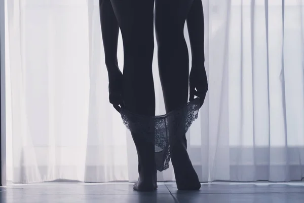 Нижний Вид Силуэта Красивой Женщины Сексуальными Ногами Снимает Свои Белые — стоковое фото