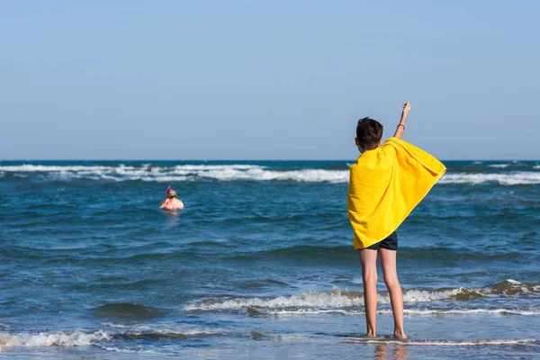 Widok Tyłu Chłopca Żółtym Ręcznik Stojący Brzegu Morza Czeka Jego — Zdjęcie stockowe