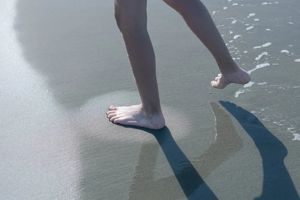 Vrouwelijke Benen Voeten Het Strand Het Zand — Stockfoto