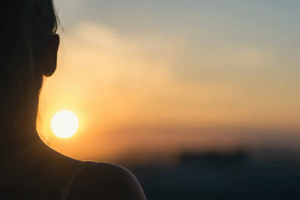 Ragazza Cuffia Che Ascolta Musica Città Tramonto — Foto Stock