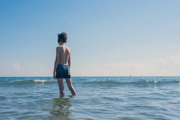 Niño Adolescente Los Auriculares Playa Viajando Con Niño Concepto — Foto de Stock