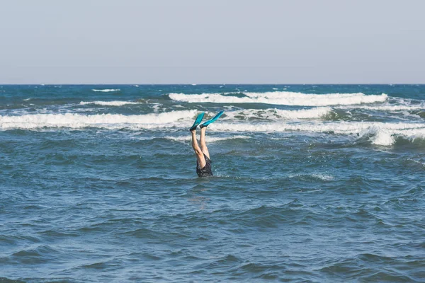 Πόδια Του Ανθρώπου Καταδύσεων Στα Πτερύγια Κολύμβησης Πάνω Από Κύματα — Φωτογραφία Αρχείου