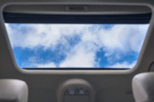 Blick Den Wolkenverhangenen Himmel Durch Die Geöffnete Luke Des Autos — Stockfoto