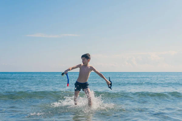 Jonge Jongen Met Masker Ontspannen Zee — Stockfoto