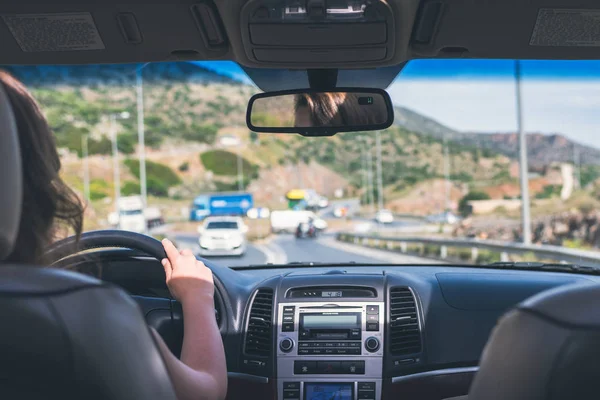 Ragazza Sta Guidando Sull Autostrada Italia Vista Dal Sedile Posteriore — Foto Stock