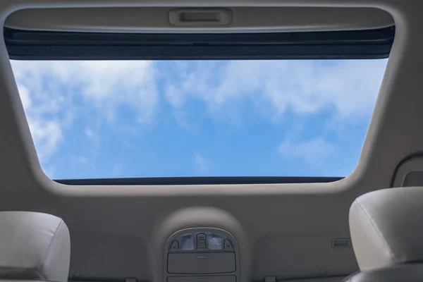 Blick Den Wolkenverhangenen Himmel Durch Die Geöffnete Luke Des Autos — Stockfoto