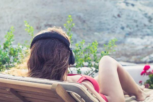 Menina Nos Fones Ouvido Maiô Encontra Solário Seu Jardim Pôr — Fotografia de Stock