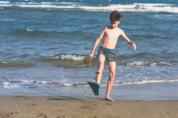 Felice Ragazzo Adolescente Nella Pinna Nuoto Divertirsi Sulla Sabbia Spiaggia — Foto Stock
