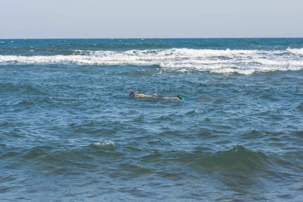 Jambes Plongeur Dans Les Nageoires Dessus Des Vagues Tempête — Photo