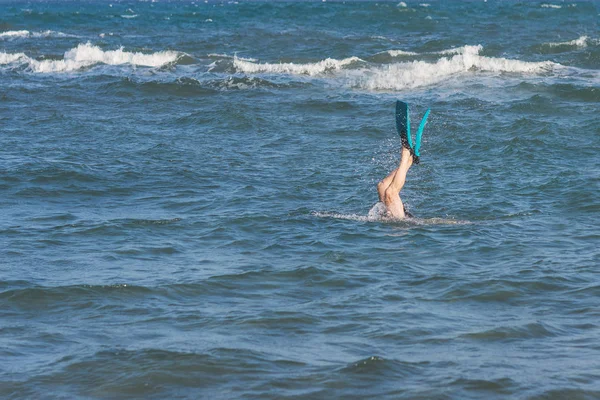 Legs Diving Man Swim Flippers Storm Waves — Stock Photo, Image