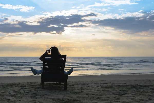 Chica Con Auriculares Está Sentado Tumbona Escuchando Música Playa Atardecer —  Fotos de Stock