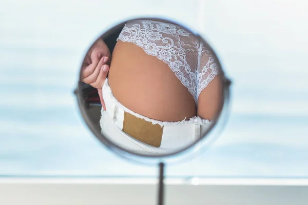 Reflejo Nalgas Femeninas Desnudas Bragas Encaje Pantalón Denim Blanco Espejo — Foto de Stock