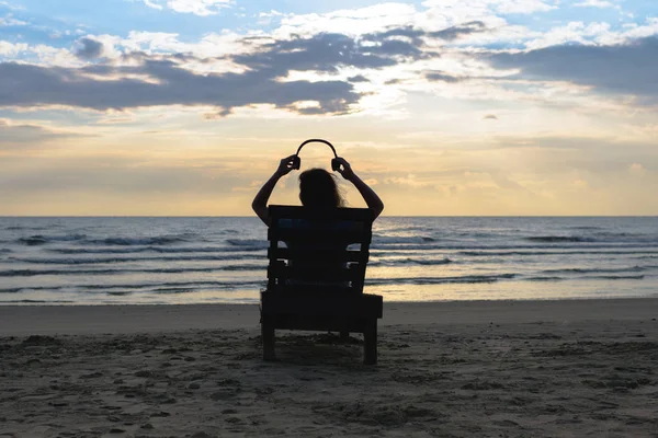 Chica Con Auriculares Está Sentado Tumbona Escuchando Música Playa Atardecer —  Fotos de Stock