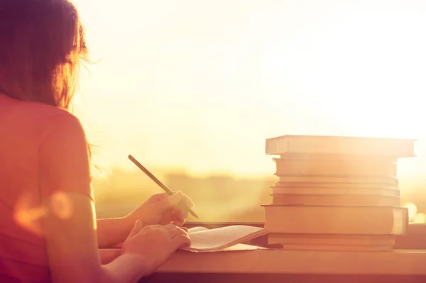 Étudiante Avec Beaucoup Livres Préparant Pour Examen Universitaire Tard Dans — Photo