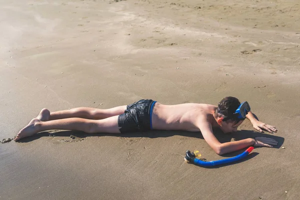 Jongen Het Snorkel Masker Buis Het Strand Achtergrond Van Zee — Stockfoto