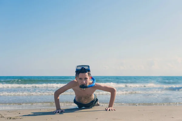 Jongen Het Snorkel Masker Buis Het Strand Achtergrond Van Zee — Stockfoto