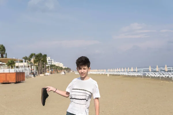 Rapaz Shirt Com Ténis Praia Areia Mackenzie Larnaca Chipre Ilha — Fotografia de Stock