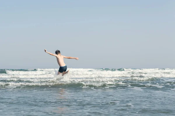 Chico Olas Marinas Con Salpicaduras Agua Concepto Vacaciones Verano — Foto de Stock