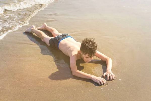 Sıçramaları Ile Deniz Dalgaları Sahilde Boy Yaz Tatili Konsepti — Stok fotoğraf