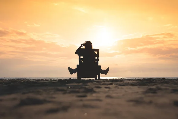 Chica Con Auriculares Está Sentado Tumbona Escuchando Música Playa Atardecer —  Fotos de Stock