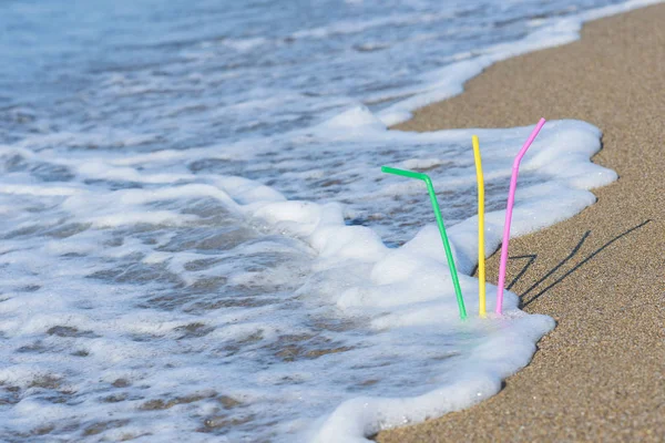 Plástico Túbulos Paja Color Para Beber Arena Playa Concepto — Foto de Stock