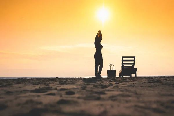Žena Stojící Poblíž Lehátka Svlékající Šaty Pláž Při Západu Slunce — Stock fotografie