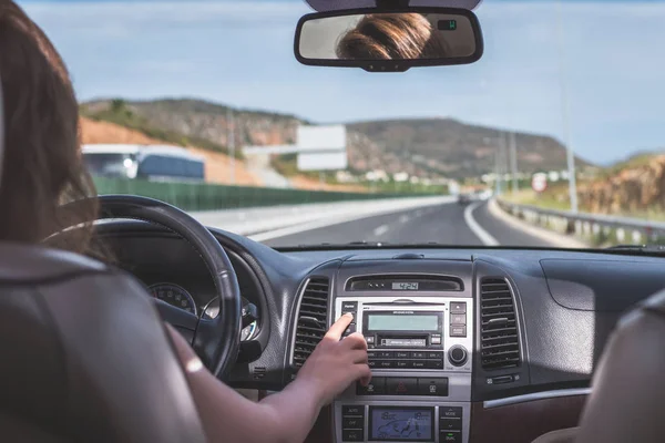 Ragazza Sta Guidando Sull Autostrada Italia Vista Dal Sedile Posteriore — Foto Stock