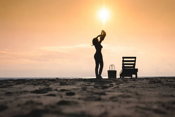 Žena Stojící Poblíž Lehátka Svlékající Šaty Pláž Při Západu Slunce — Stock fotografie