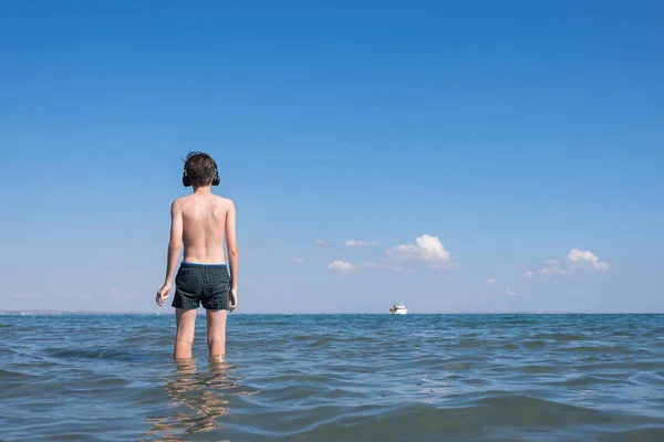 Niño Adolescente Los Auriculares Playa Viajando Con Niño Concepto — Foto de Stock