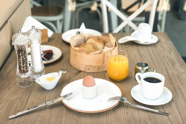 Petit Déjeuner Continental Composé Café Jus Oeuf Yaourt Sur Table — Photo