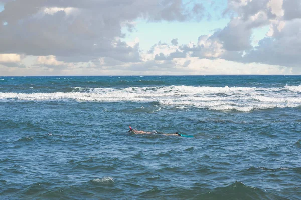 Benen Van Het Duiken Man Swim Flippers Boven Storm Golven — Stockfoto