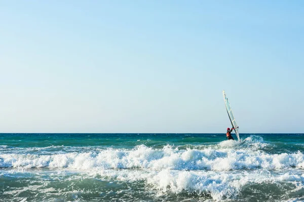 Surfaři Moři Krétě Při Západu Slunce Windsurfing Heraklionu Řecko — Stock fotografie
