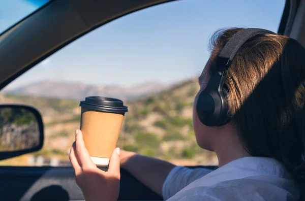 Junge Frau Mit Pappbecher Kaffee Unterwegs Mit Dem Auto Mädchen — Stockfoto