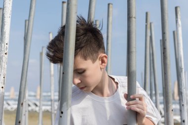 Çocuk oynarken ve demir borular labirent bir yol bulmaya çalışıyor