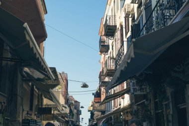 Girit, Yunanistan - 07 Aralık 2018: Eski Venedik limanındaki renkli Akdeniz caddesinin manzarası Chania kasabası