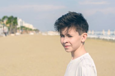 Kumlu plaj arka planda erkek yüzü. Seyahat konsepti