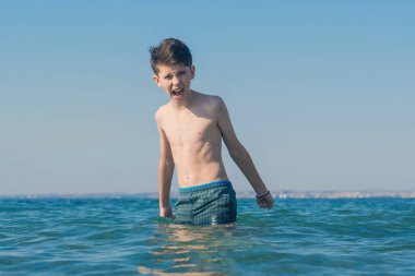 Su Sıçramaları ile Deniz Dalgaları sahilde Boy. Yaz tatili konsepti