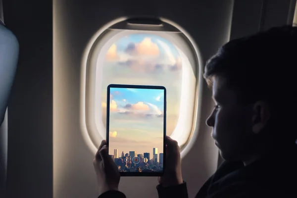 Ragazzo Caucasico Utilizzando Tablet Scattare Foto Attraverso Finestra Aereo New — Foto Stock