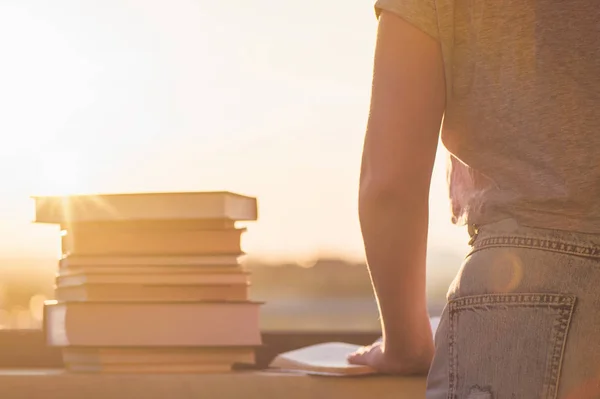 Kvinnlig Student Med Massa Böcker Förbereder Sig För Universitetsexamen Sent — Stockfoto