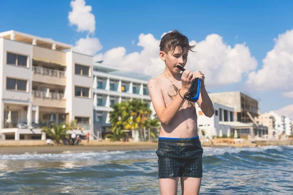 Gelukkige Lachende Jongen Het Snorkel Masker Achtergrond Van Het Resort — Stockfoto