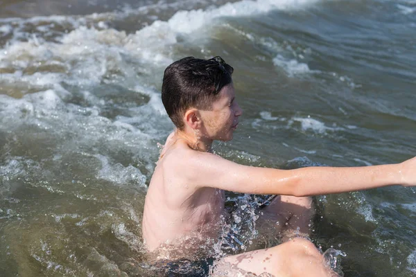 Adolescente Nadando Onda Mar Nos Resorts Tropicais Conceito Férias Verão — Fotografia de Stock