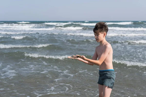 Niedlicher Kleiner Junge Mit Schmutzigen Händen Strand — Stockfoto