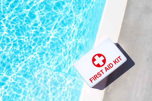 Аптечка у бассейна. Концепция
