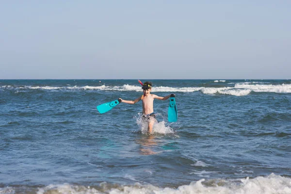 Tropik Tatil Kasabasında Yaz Tatili Sırasında Deniz Dalga Çalışan Yüzme — Stok fotoğraf